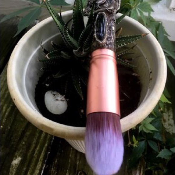 Glamour Magick Makeup Brush - Picture 3 of 4